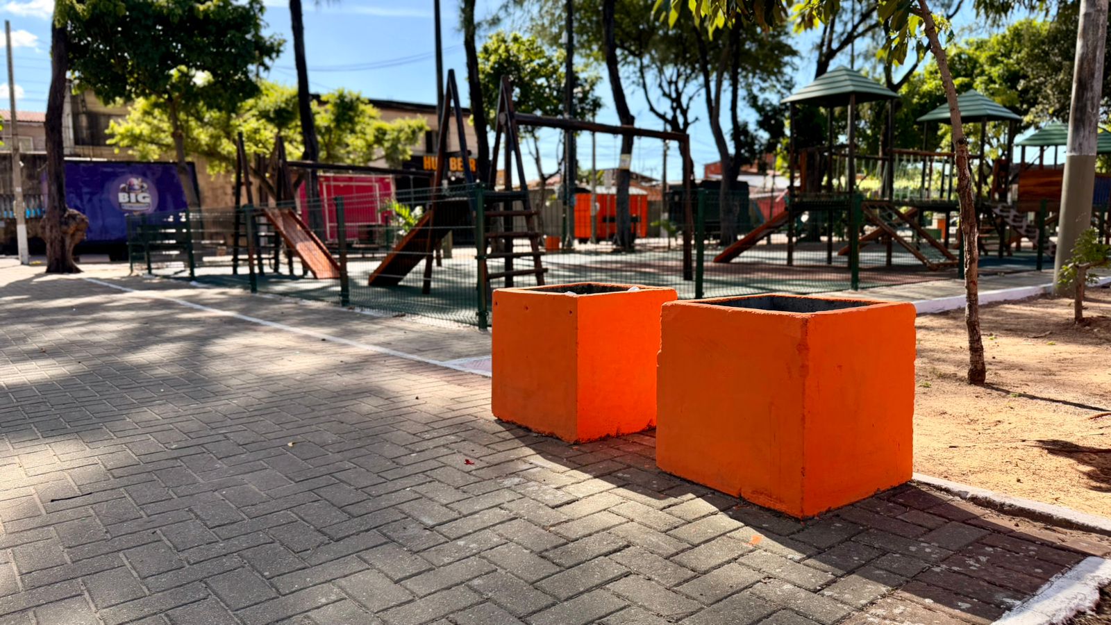 Praça após o serviço de varrição